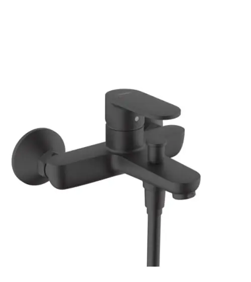 Einhebel-Wannenmischer in mattschwarz von Hansgrohe, auf Wand montiert, mit einem Hebel zur Temperatur- und Wassermengenregelung sowie einem Auslass für den Schlauchanschluss.